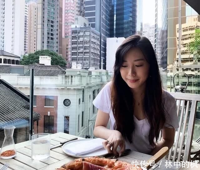  『依旧』曾经的性感偶像，54岁李丽珍依旧香艳逼人，女儿青出于蓝胜于蓝