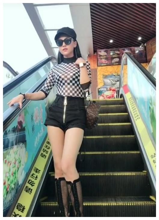 街拍：图四穿超短旗袍，凹凸有致的身材，让人面红心跳！