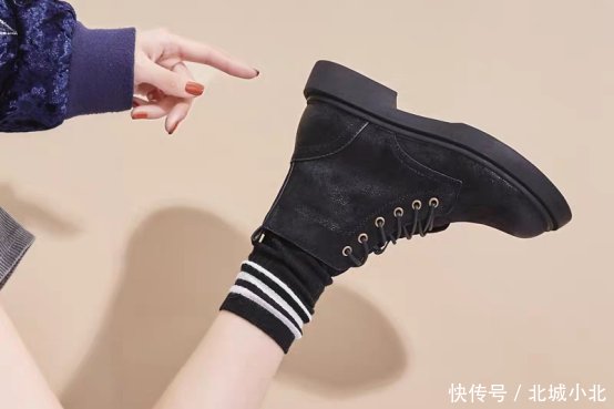 『白鞋』大学期间百搭的鞋子,除了小白鞋,还有这种鞋,你有吗