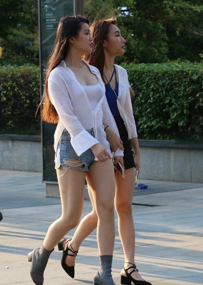 穿透视T恤的丰腴小姐姐,遮不住的好身材,下身紧身短裤一样很吸