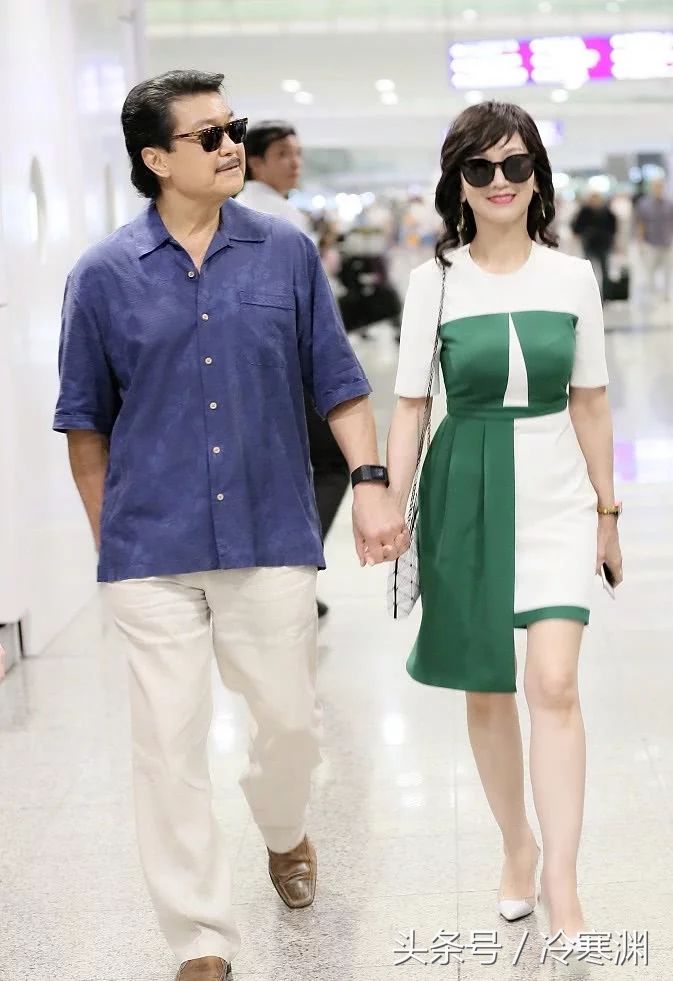 赵雅芝胸前弄个“白色三角”，被丰满上围撑到变形，就要绷不住了