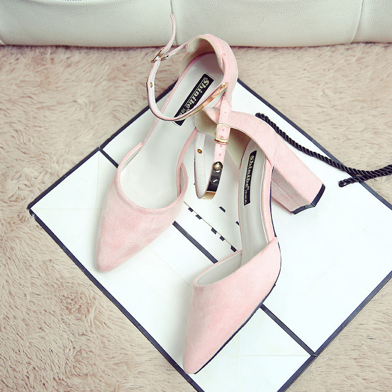 37岁的小姨穿这样的一字扣凉鞋，简直美爆了，女神范十足啊