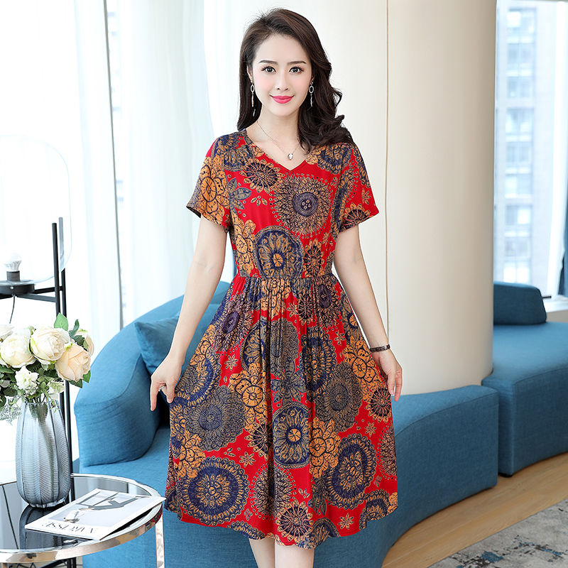 天呐，55岁妈妈真敢穿!棉绸薄裙+高跟鞋，三亚旅游，美胜风景