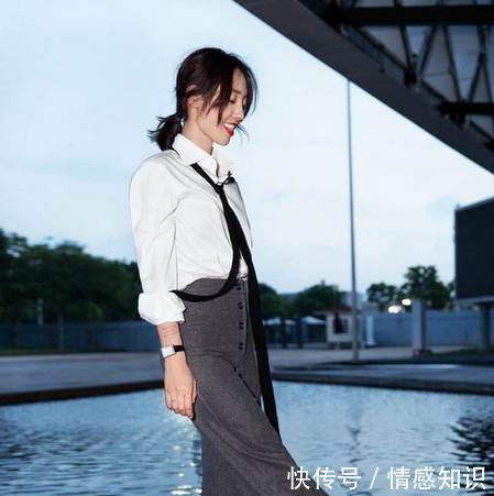 白百何真能作！好好的西服倒着穿，一个转身仿佛全世界都亮了！