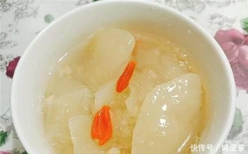 「雪梨银耳羹」雪梨和它煮,是天然“玻尿酸”,常喝皮肤细嫩白皙不长斑,人更美!