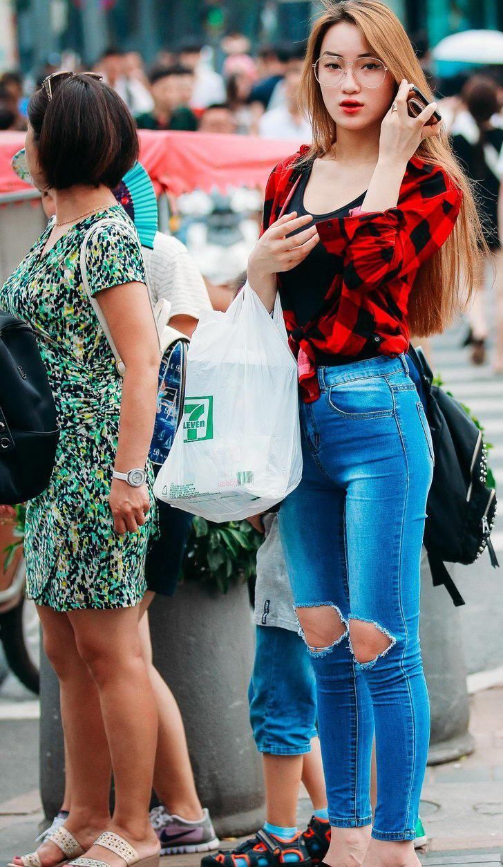 街拍:长细腿苗条身材红裙和破洞牛仔裤眼镜美眉，你更喜欢哪个?