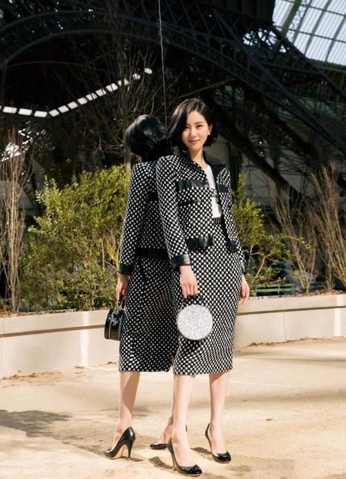 女人味:"铅笔裙"学会这样穿,轻松穿出优雅女人味