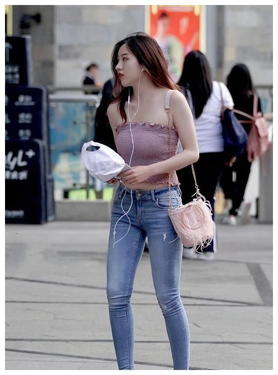 成都街拍：不是小编没见过女人，可图3这丰满的美女，第一次看见