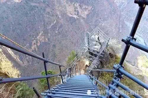 这个村子地处悬崖峭壁上，村民出门攀800米藤蔓，却是世外桃源