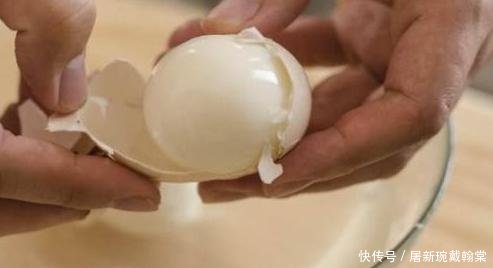  『营养』煮鸡蛋，不要直接用水煮！大厨教你2招，蛋壳分离不粘连，更香嫩