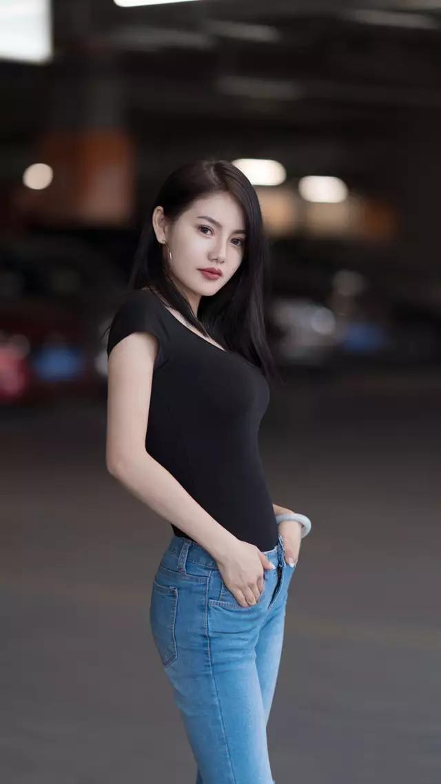 街拍： 一款简单的牛仔裤，有成熟女性独特的魅力