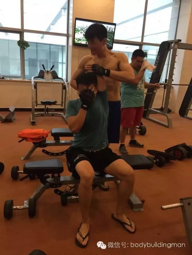 从握酒瓶到拿哑铃，他一年练出了腹肌!