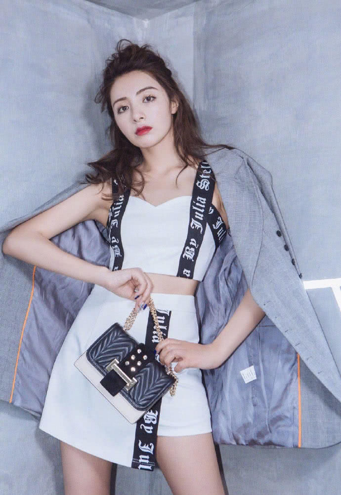 麦迪娜不规则短裙，包包一直遮挡三角区，蹲地上黑色底裤都露出了