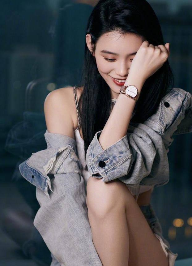 米兰达可儿和友人合影身材完美, 赤脚突显大长腿, 奚梦瑶178米高9