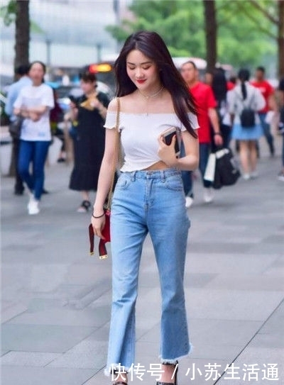  沁人心脾|街拍：身穿超短裤的美女，尽显别样的美态，沁人心脾