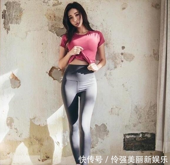 美女|紧身打底裤将美女玲珑有致的身材完美的呈现,突显出优美魅力!
