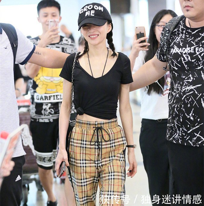 杨颖和林允儿，同穿拖鞋凹造型，网友时髦达人和买菜大嫂的差距