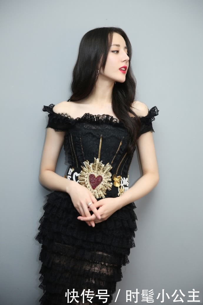 迪丽热巴穿扑克裙现身，不想却被手包抢镜，网友：我可不敢拎出街