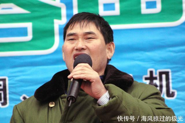  【骑车】大衣哥骑车10km卖废品赚了25元，他年前的商演身价已达6位数