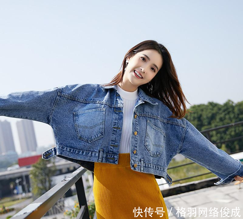 『闺蜜』穿卫衣不一定好看,当下正流行的牛仔外套,闺蜜也在穿,真酷