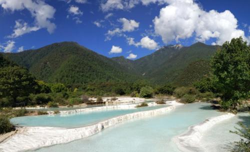 云南一处不为人知的仙人遗田，极其静谧，可与土耳其棉花堡相媲美