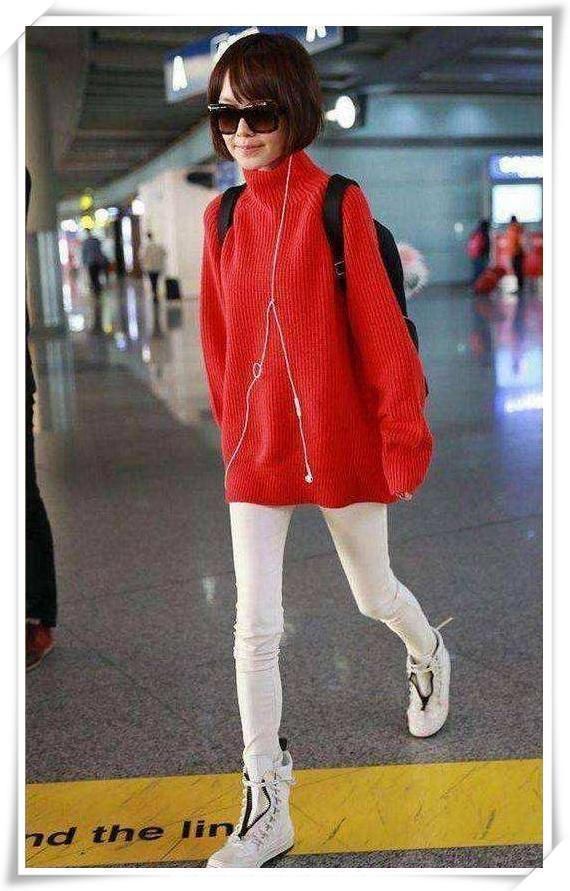 48岁鲁豫穿18岁衣服真的好吗?网友:法令纹和松弛的嘴角太吓人