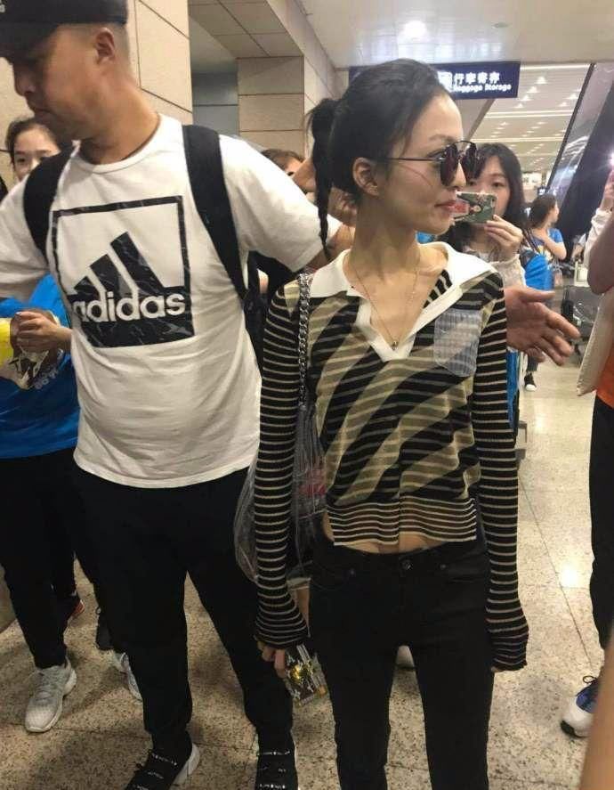 张韶涵这身材叫人羡慕，可这身打扮被网友嫌弃，贵也穿不出气质!