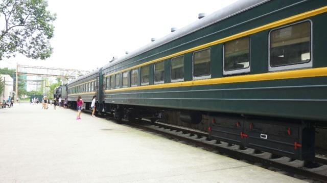 乘务员提醒：乘坐火车卧铺时，睡觉最好不要头朝着窗，不然会吃亏