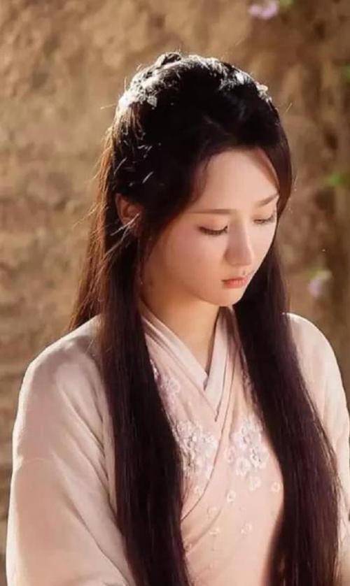 《香蜜沉沉烬如霜》杨紫十六套衣服,第九套最美,最后一套最朴素