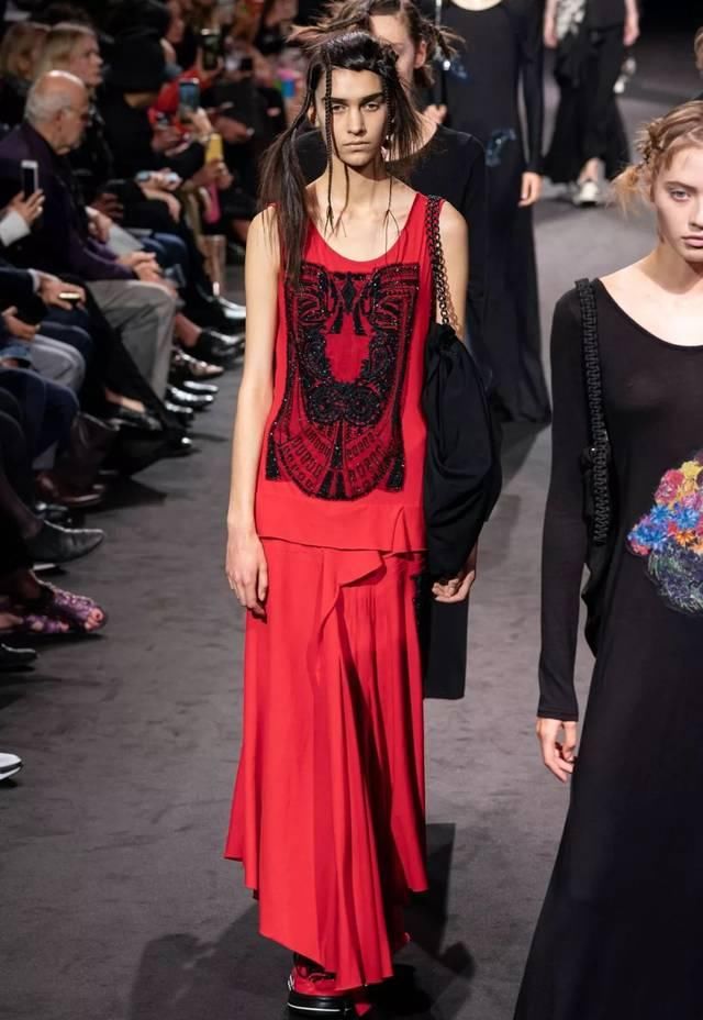  时装秀：Yohji Yamamoto 2020 春夏时装秀：山本耀司的黑色诗意想象