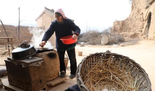 农村7旬大娘用“风哈”蒸馍做饭，不用电的“风哈”是啥样子