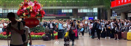  「阅兵」今天，机场火车站人山人海看阅兵
