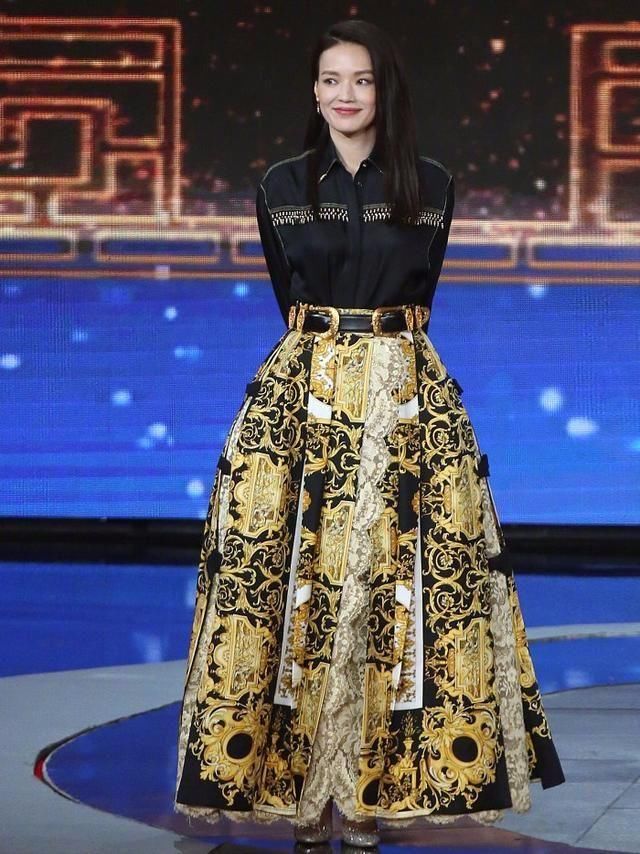 看了舒淇穿开叉裙，再看看钟丽缇，网友：终于找到不减肥的理由了