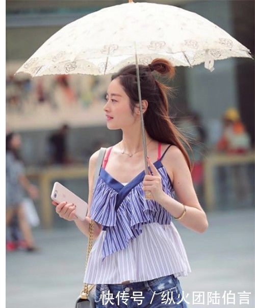 美女|街拍:气质美女穿白色镂空短裙,长发披肩,尽显苗条身姿