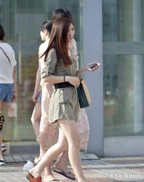 街拍：时尚美女颜值高衣品好，回头率真高！
