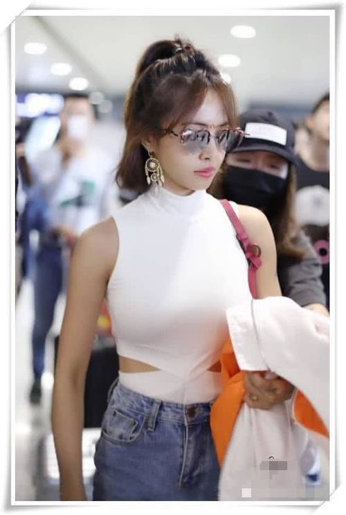 蔡依林敢穿!穿连体衣腰间还挖俩“洞”,网友的目光全都被锁定了