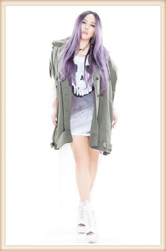 46岁张惠妹现身机场，穿宽松衬衫丝毫不显腰身，可小腿是真的细！