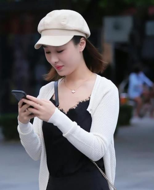  [气质]美女时尚街拍：雪肤花貌的小姐姐，一条黑色连衣裙外搭白色开衫，气质十足