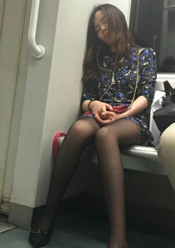 穿着黑丝袜的小姐姐，独自坐在回家的地铁上，托着疲惫的身心慢慢