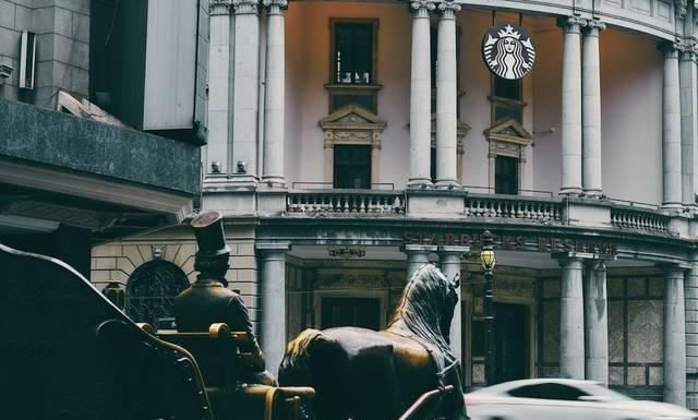 星巴克爆改百年老建筑,将闲置“废楼”改出王炸!网友:别卖咖啡