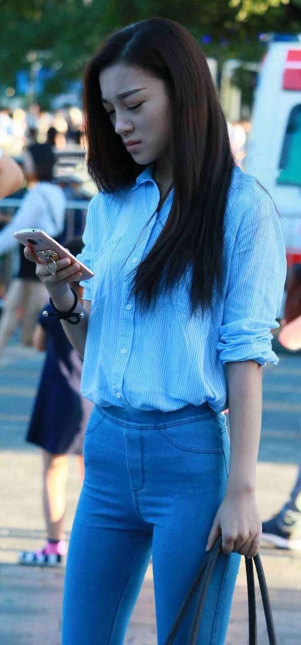 气质小姐姐紧身裤尽显臀线，一脸委屈找不到哥哥，显得很性急