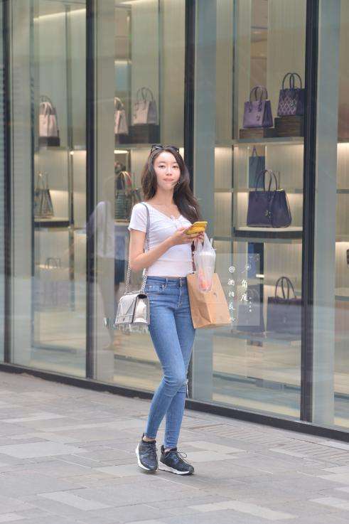 街拍: 紧身裤尽显凹凸有致, 第三位小姐姐的热裤好时尚