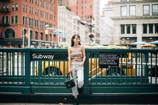 张嘉倪穿吊带背心出街，风一吹尴尬了，网友:看得我强迫症都犯了