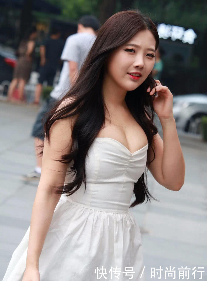 小姐姐穿抹胸裙裹出浑圆饱满的上围,身材劲爆十分吸睛