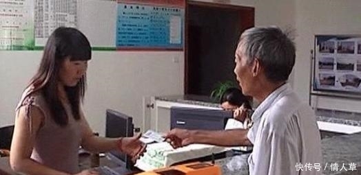 下月起, 农民备齐1笔钱, 每户得1千, 村干部挨家收, 家家少不掉