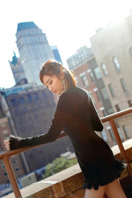 景甜纽约时装周看秀造型曝光，网友：整条街上最酷！