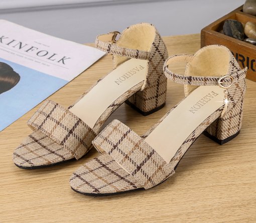 还穿土气的高跟鞋?今年都流行这样的“拖跟鞋”，比高跟鞋洋气