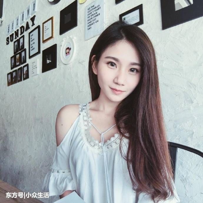 街拍:小姐姐一件吊带小背心，带子吸引人眼球!