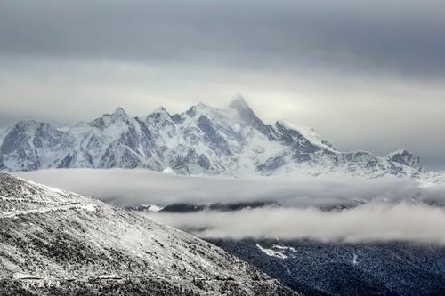黑白诗画——色季拉山雪中观南迦巴瓦
