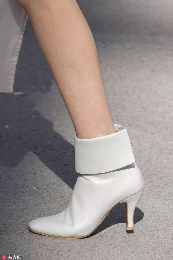 我们在巴黎大皇宫变的书报亭里问了周迅和刘雯一些小秘密……